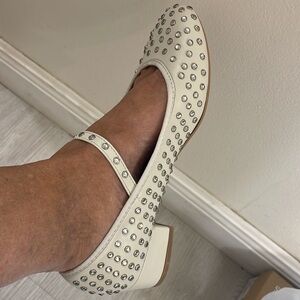 Host Pick 🎉🎉 madden girl off white flats by viviglam 👡👠👡